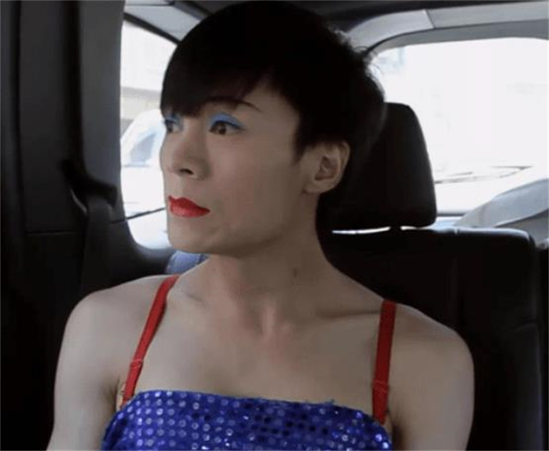 “变性人”李二毛：为爱变女人，被拍17年，41岁在出租屋悲惨离世