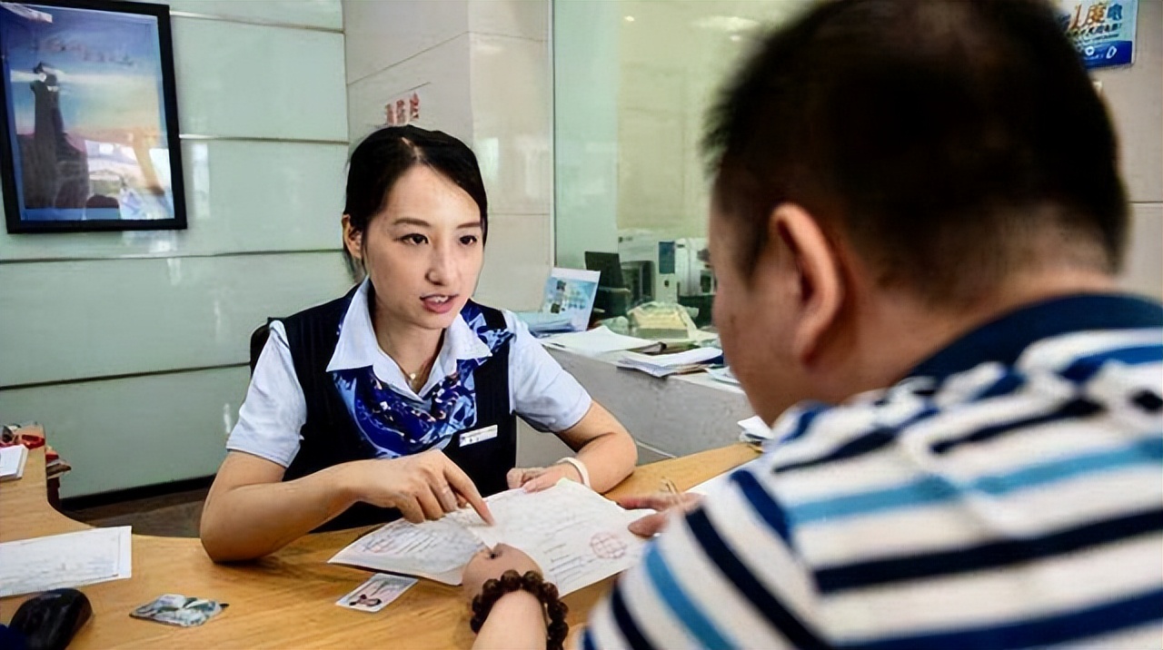 银行分次取款5万元以上的规定,去银行柜台取钱给错数目了谁负责