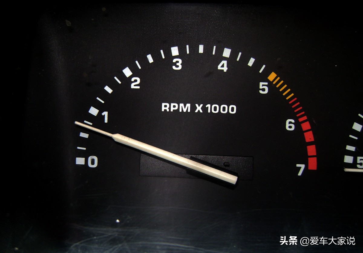 怠速发动机转速时高时低怎么回事,发动机怠速机油压力低怎么解决