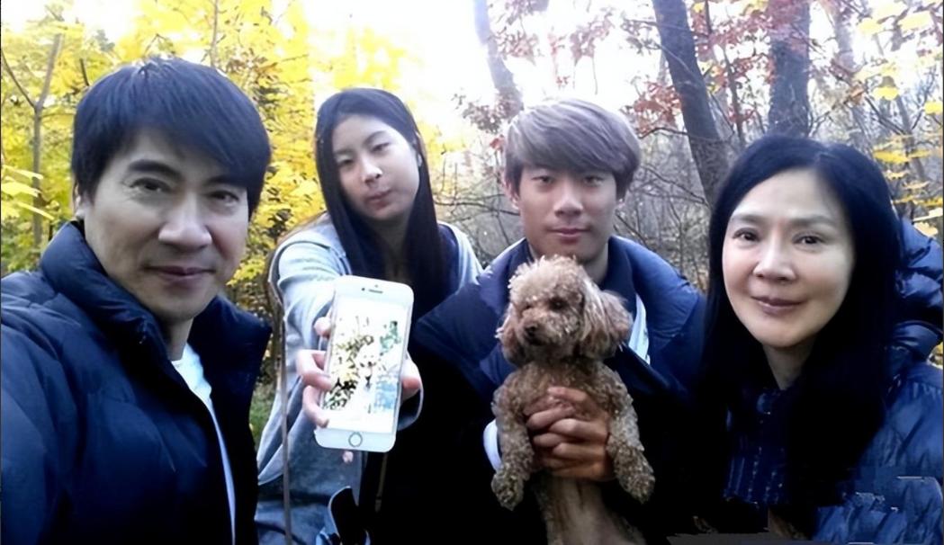 “最美婉君”与丈夫恋爱10年，生一双儿女，今58岁的她怎样了？