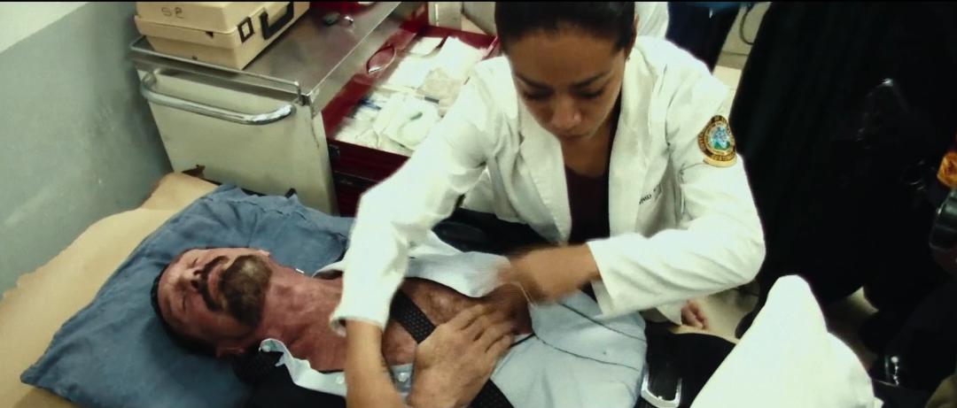 为了拍出这部荒谬的纪录片，他们陪着通缉犯一起逃亡