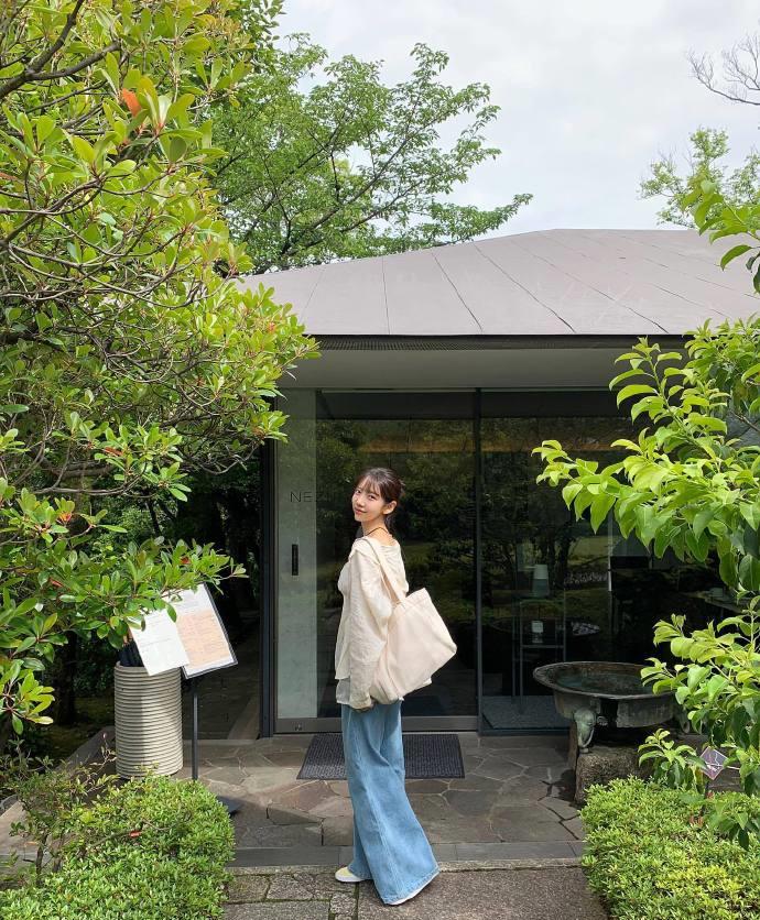 夏天穿蓝色系穿搭,别穿一身黑了试试浅色系穿搭