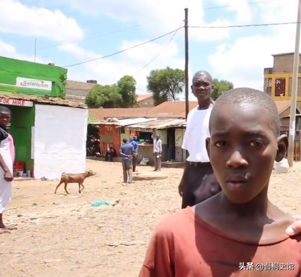 非洲男孩每天喝“胶水”，终日与蚊子相伴，被人称为“僵尸男孩”