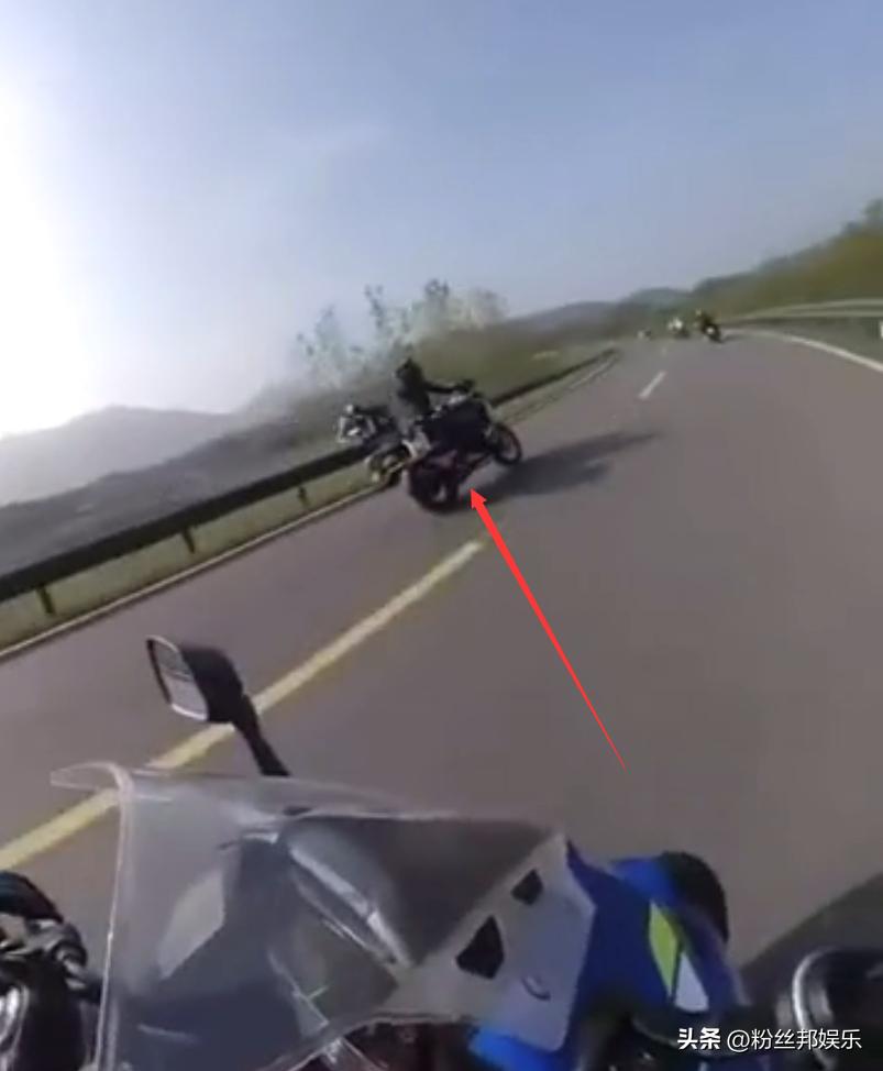摩托车撞女网红,女网红骑摩托被撞