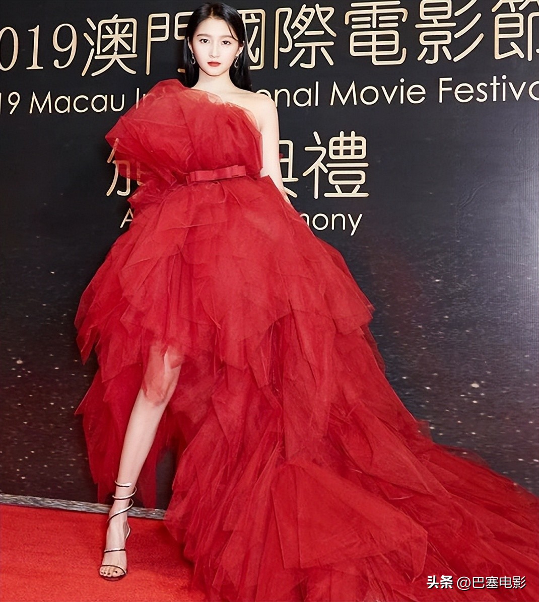 关晓彤走红毯造型被吐槽,关晓彤走路霸气走红毯