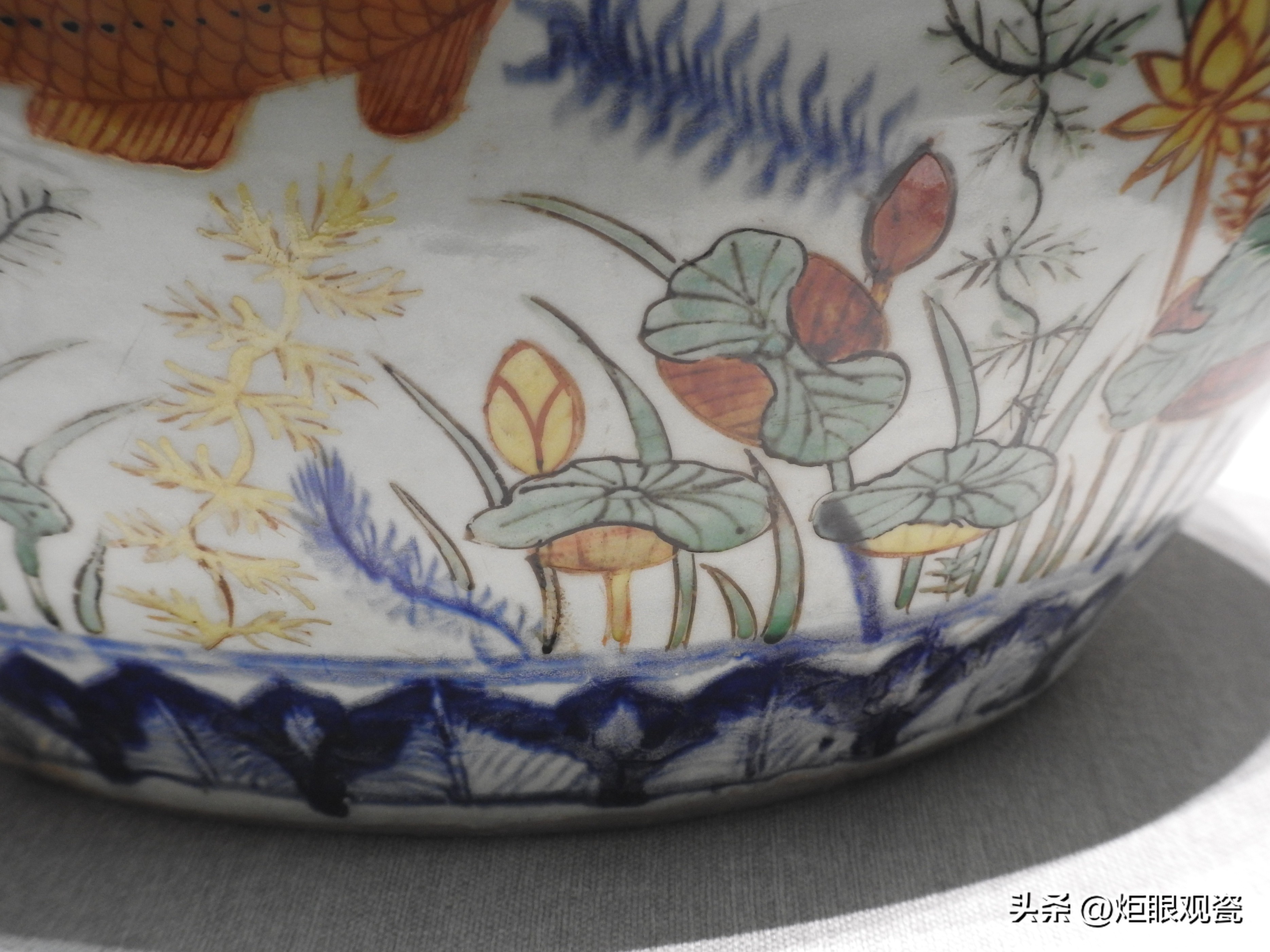 鱼乐其中——细观嘉靖五彩鱼藻纹罐的黄上红、翡翠绿、回石青