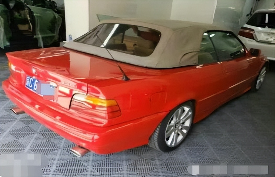 公然挑衅刀郎，机场怒踹粉丝，歌坛“一姐”那英究竟凭啥这么狂？