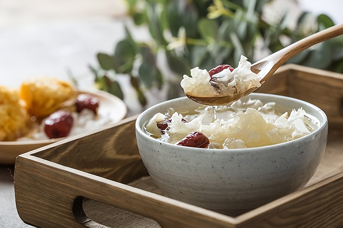 银耳怎么吃健康又营养呢？这篇文章就够了，喝起来幸福感爆棚！