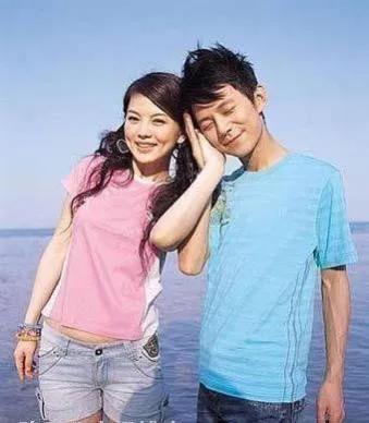 17年努力护着4个兄弟姐妹，最后却都离他而去，何炅老了，也累了