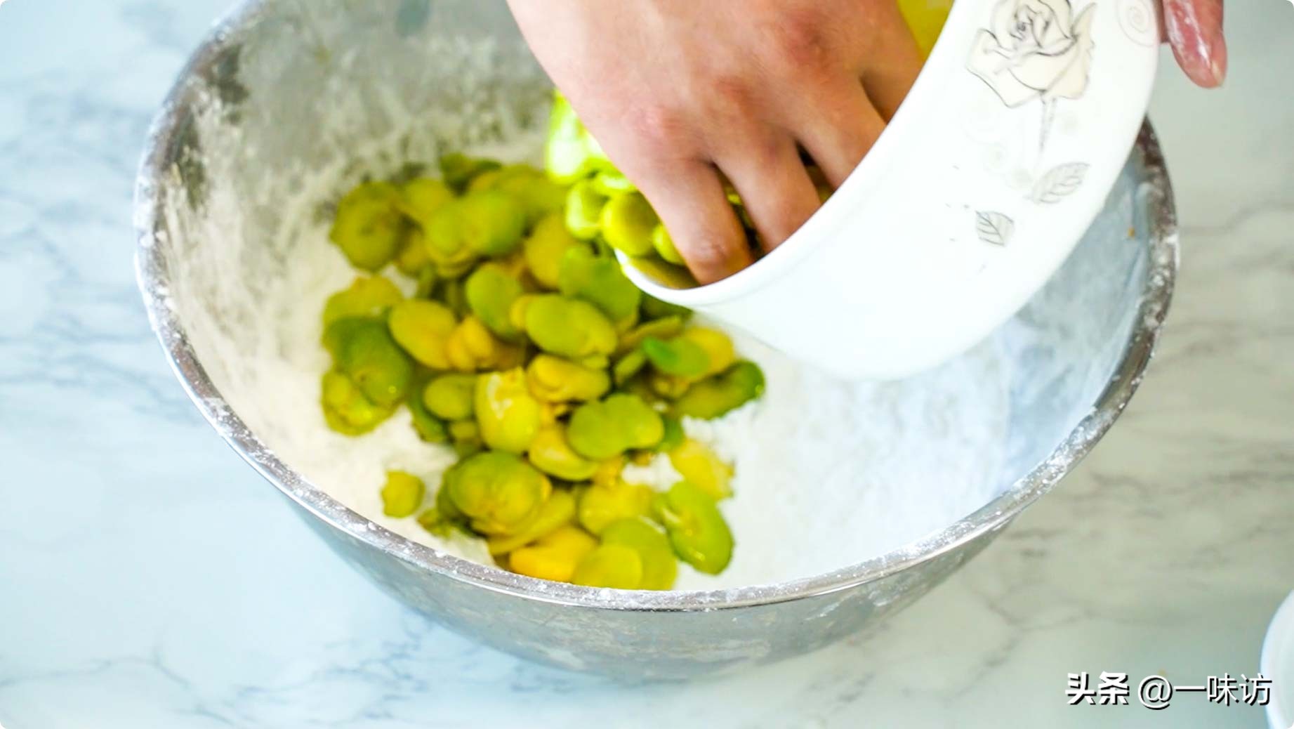 蛋黄蚕豆糕的家常做法,蛋黄焗蚕豆的家常做法