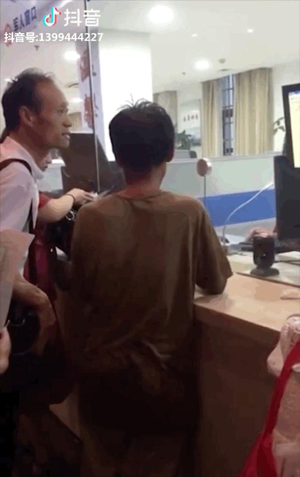 “解放军军演不会阻止访问”圣文森特总理窜台，汪文斌把话挑明