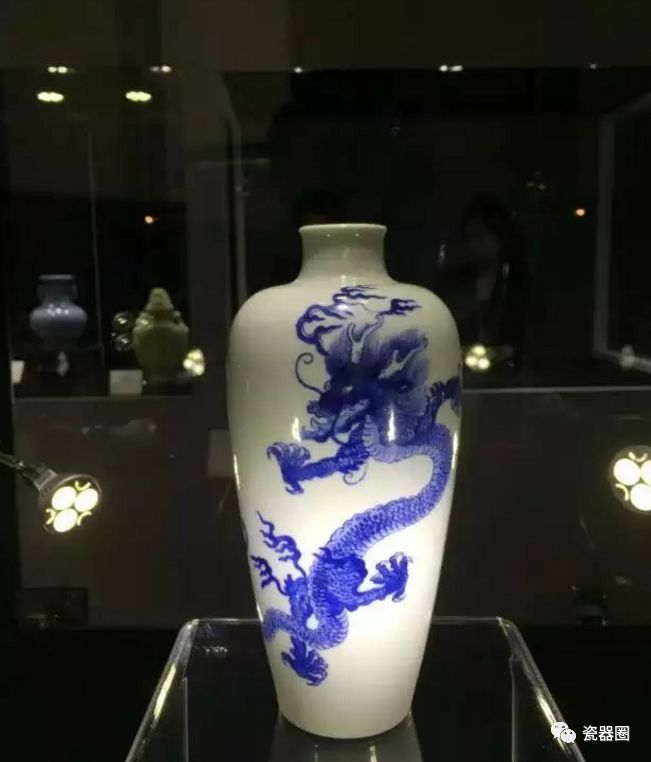 同治官窑白釉绿彩龙纹盘,清三代瓷器龙纹特征