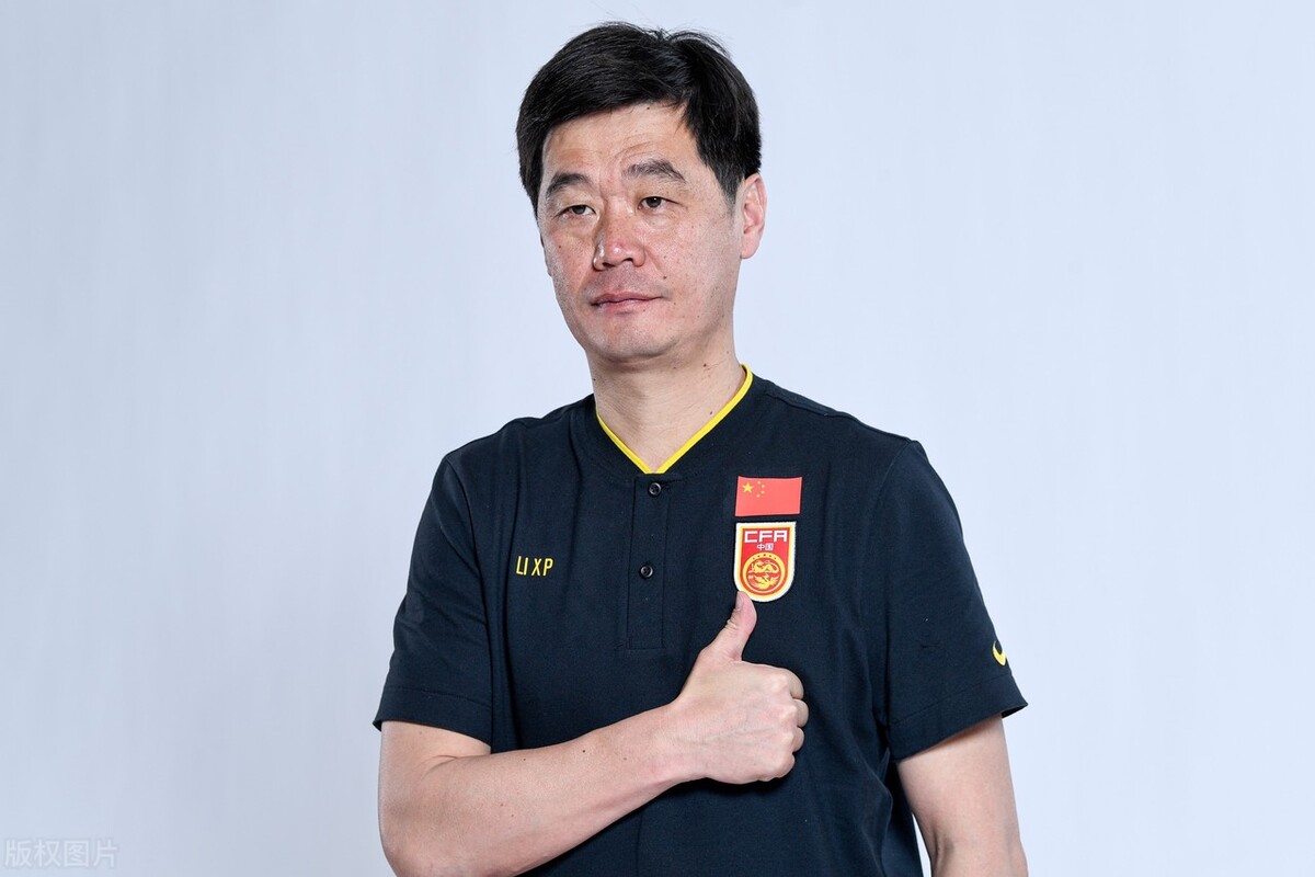 国足0-2日本李霄鹏道歉,日本男足看到中国的反应