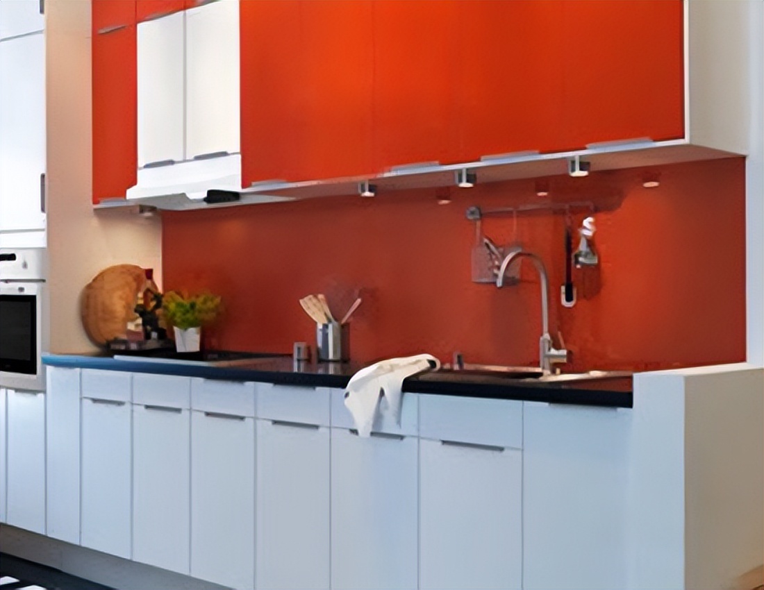 卧室与厨房之间墙面渗水,厨房墙面漏水找谁维修