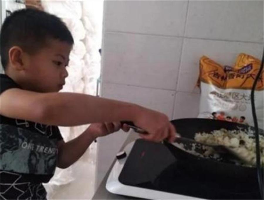 5岁男孩照顾瘫痪爸爸如今怎样了,爸爸3年前成植物人