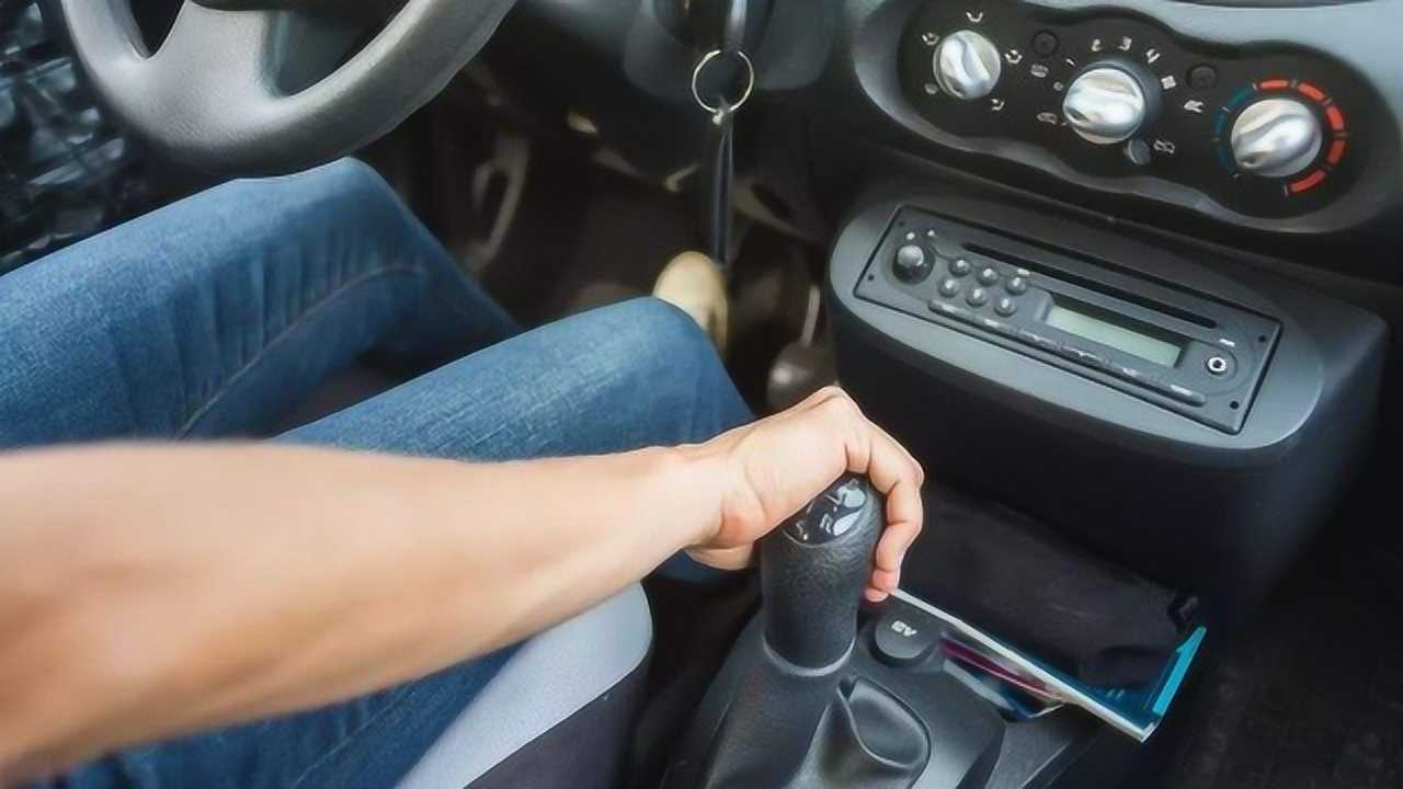 怎么握方向盘姿势是正确的,怎样握方向盘的姿势是正确的