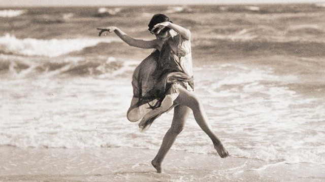 19岁爱上叶赛宁却只被他当情人，10年后，叶赛宁自杀，她坟前殉情