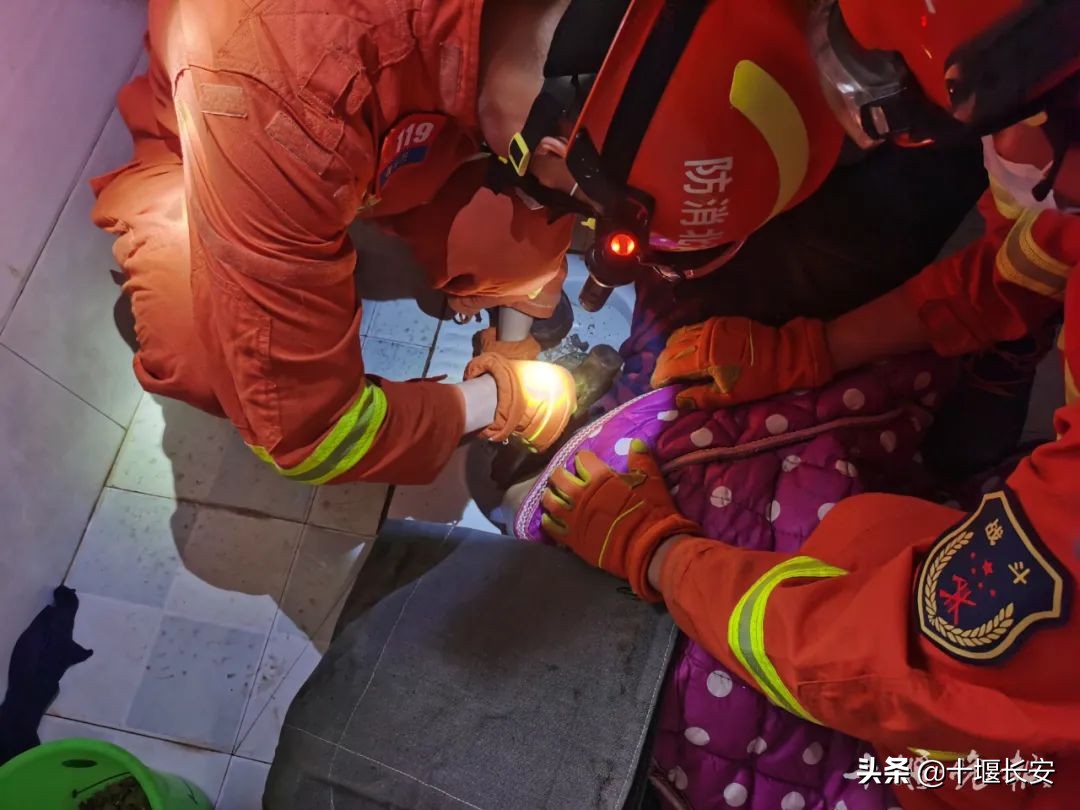 十堰消防火速营救,十堰消防出警视频