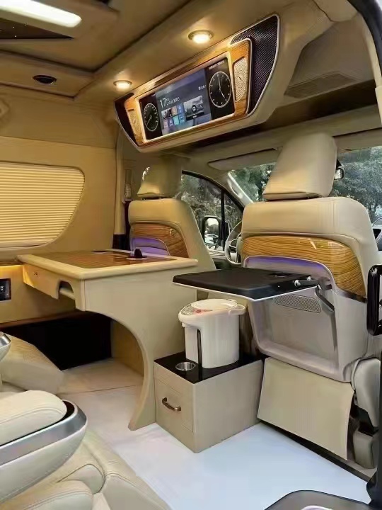 丰田海狮9座最新版本顶配蓝牌,丰田大海狮13座的空间