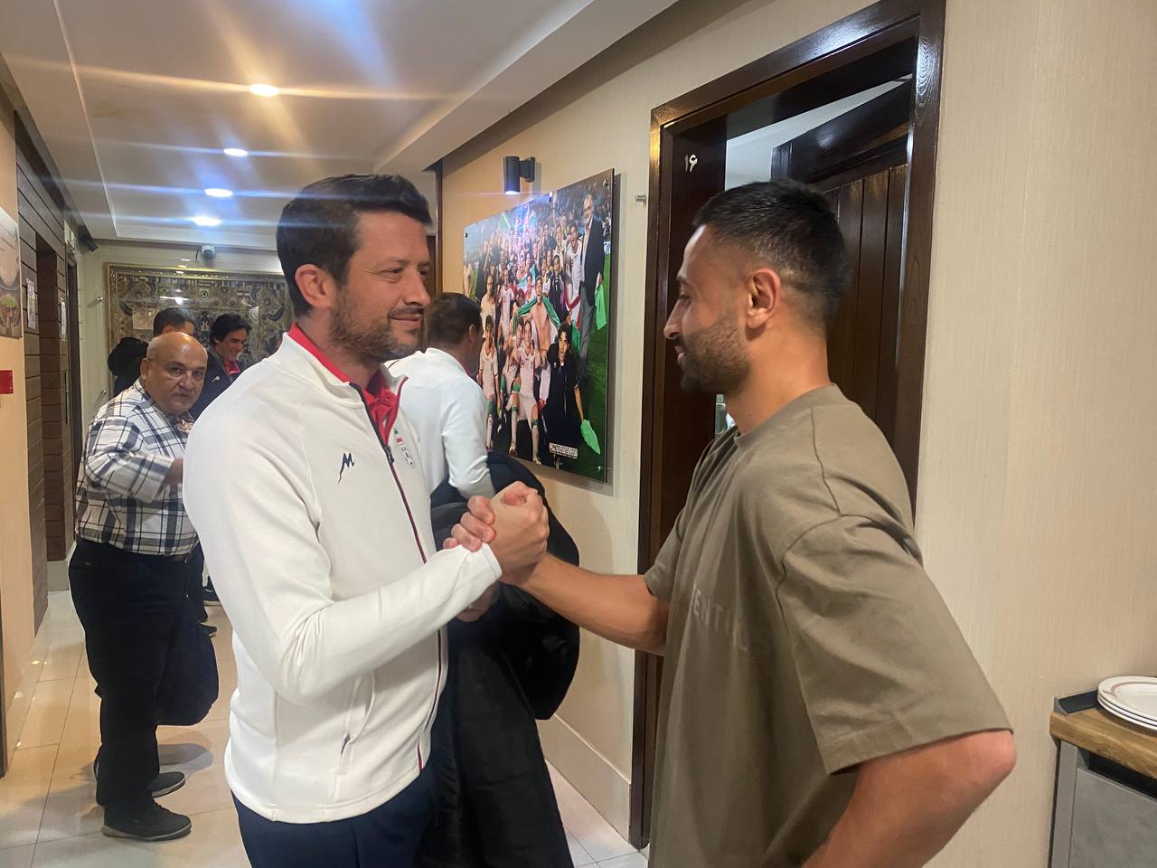 太背了！伊朗铁腰登场2分钟即遭重伤，确定伤别世界杯，主帅送行