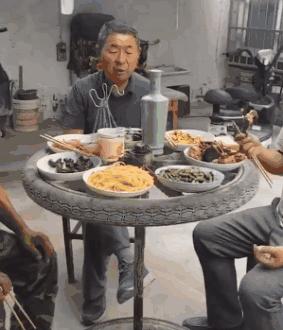 “大妹子赶紧把手放下来吧,不觉得让人看了尴尬嘛!”哈哈哈哈哈