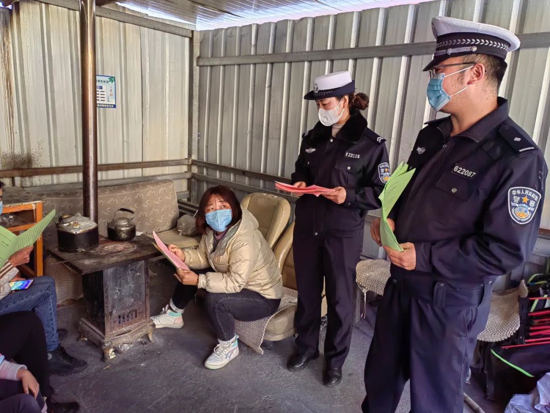 【预热122】疫情后驾校首个“复学日”宕昌公安交警送来“交安礼”