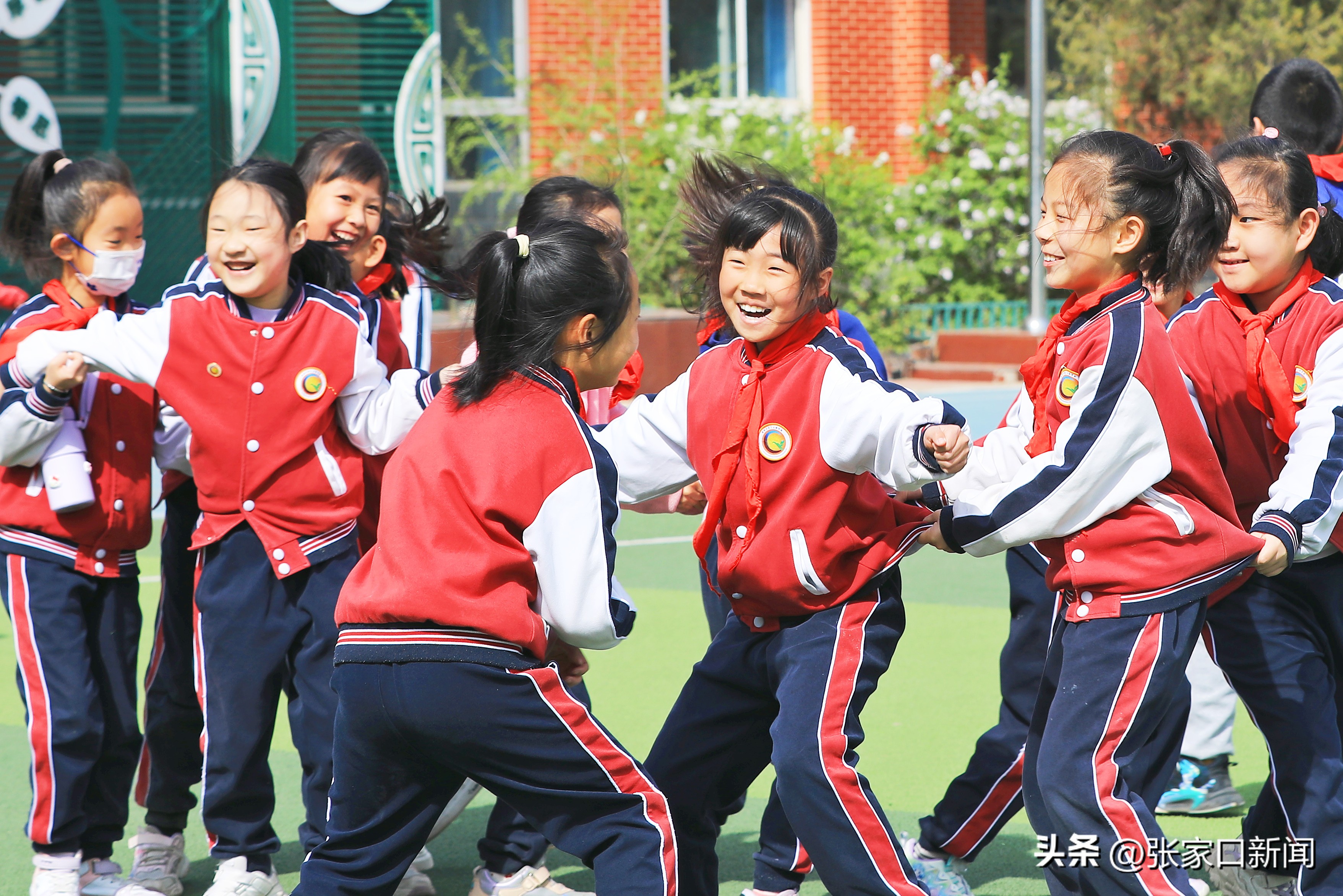 多彩大课间视频跳绳,多彩课间操场活动视频