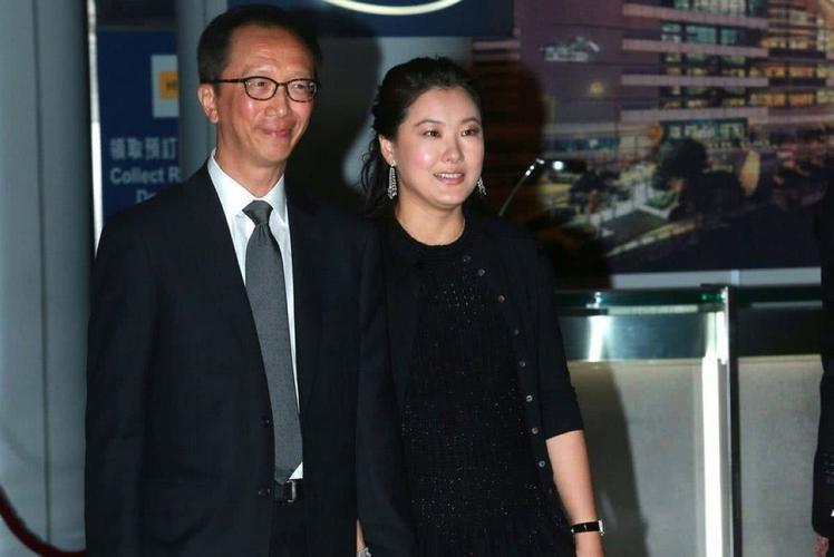 跳水女皇近况曝光,跳水王伏明霞净身出户