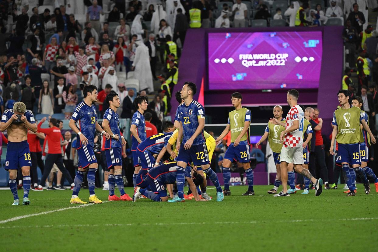 日本投降平民跪地痛哭,日本被淘汰球员痛哭