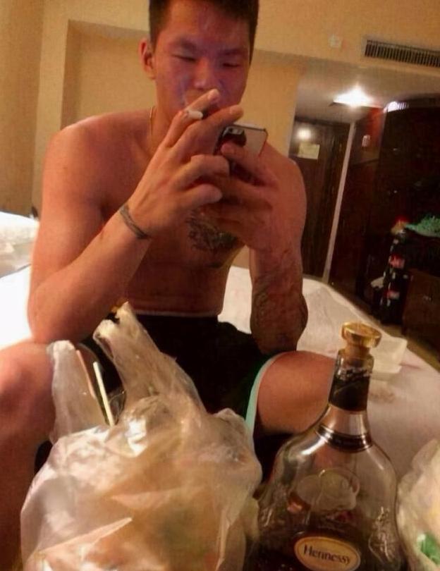 朱芳雨给老万颁发总冠军戒指,cba朱芳雨总决赛