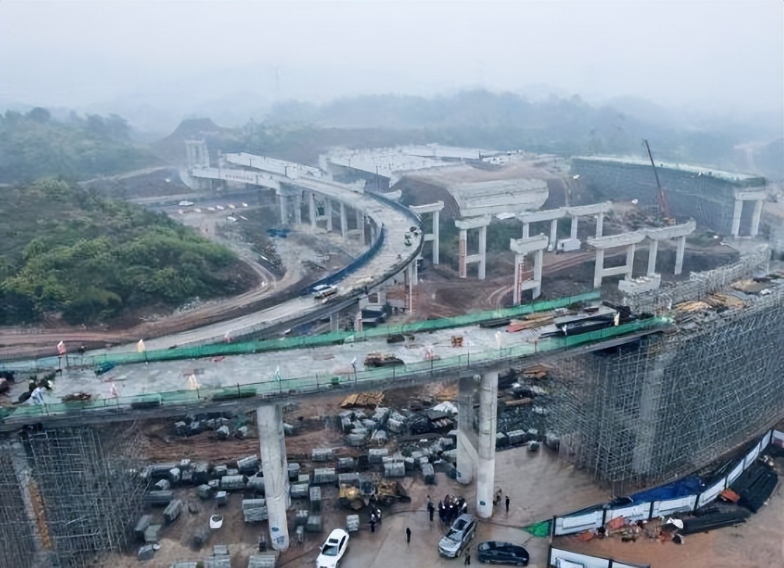 它是重庆最大的高速投资项目，总投资646亿，预计2024年有所收获