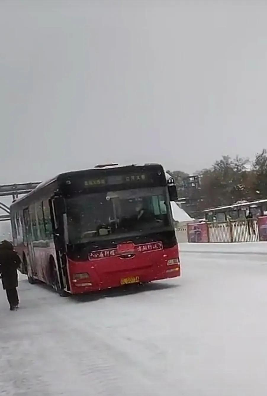 致敬老兵公交车,致敬盘锦