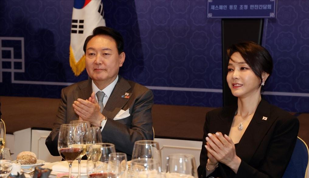 站在太太团角落的韩国夫人成小透明？换成绿裙风光了，女主脸太美