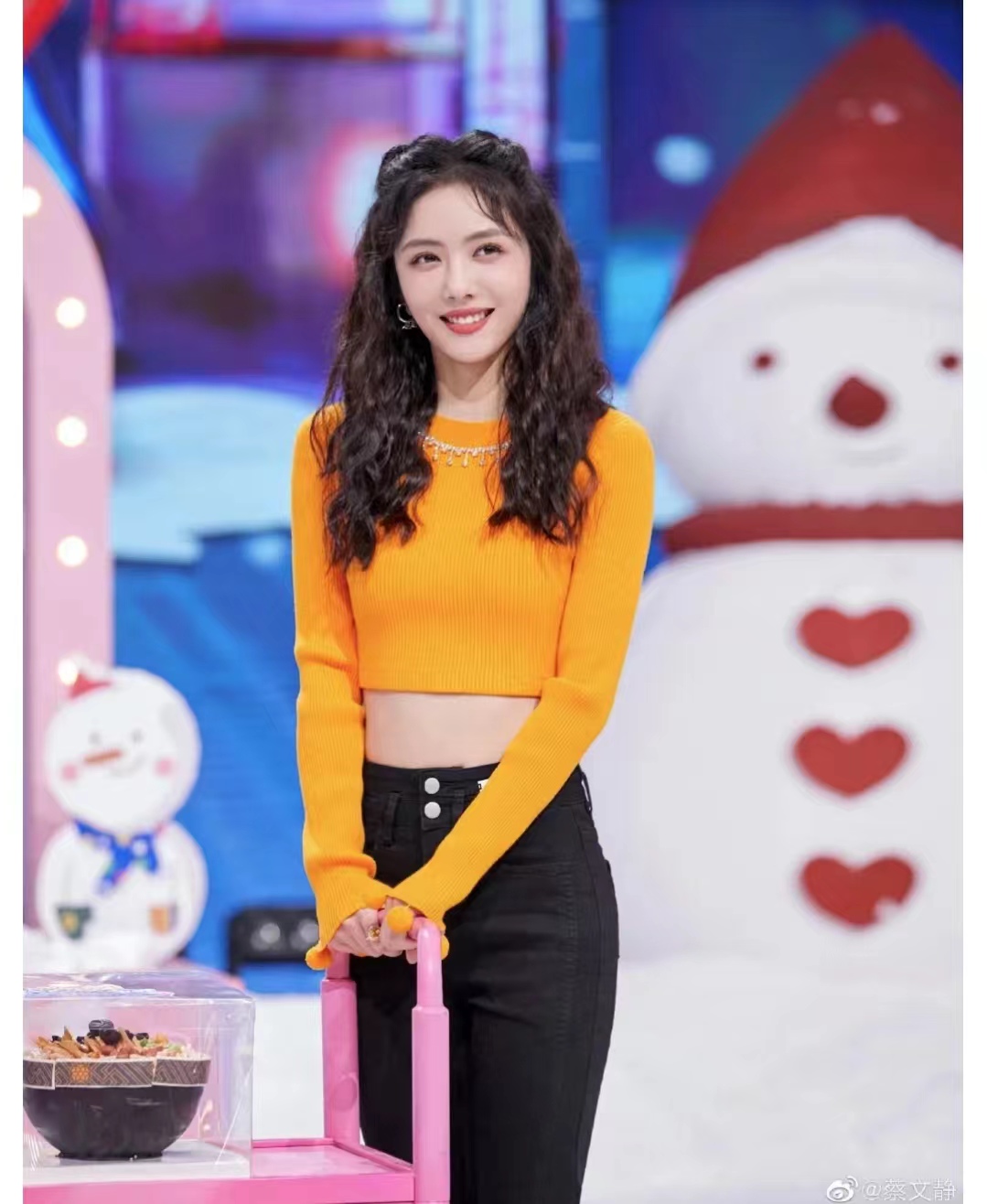 穿黑色裤子配什么色上衣,黑色宽腿裤子配什么上衣