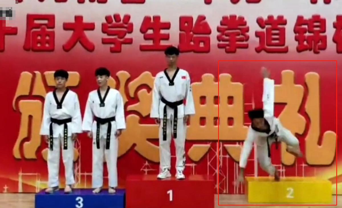 劝你不要太过分！大学生晒出校园内巧合瞬间，校长尴尬到连夜跑路