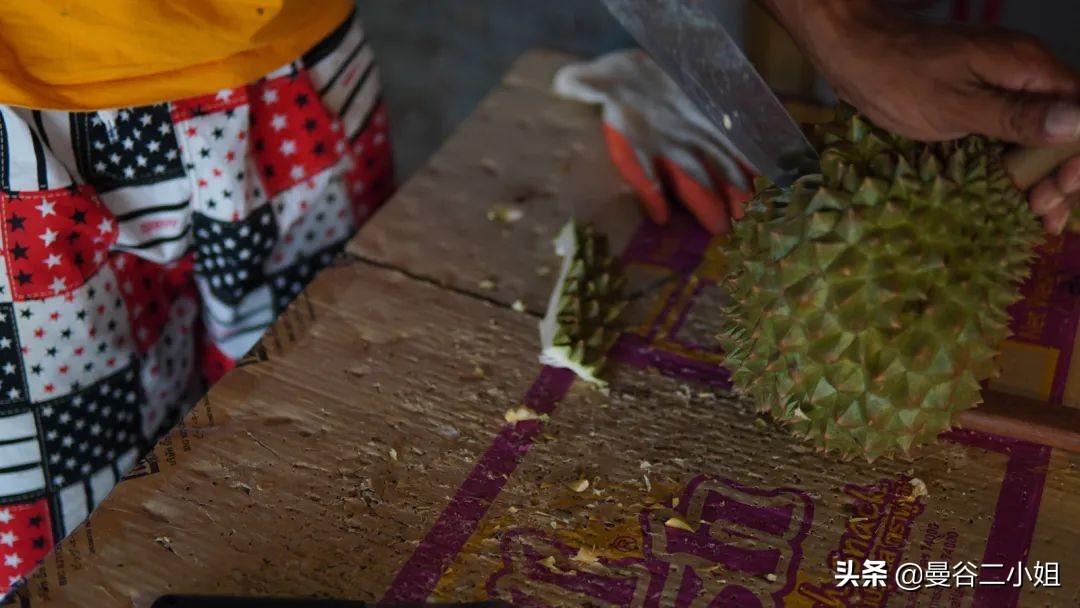 还吃啥榴莲自助?来泰国路边摊吃榴莲,100块钱管饱