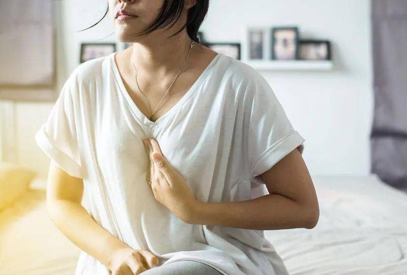 男子膝盖上长了肉瘤,男子膝盖内侧出现小疙瘩