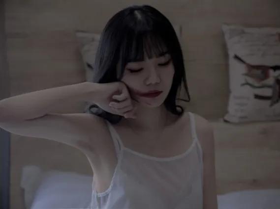 偶然捡到一个相机，她留了23年的初吻，就这么被夺走了。