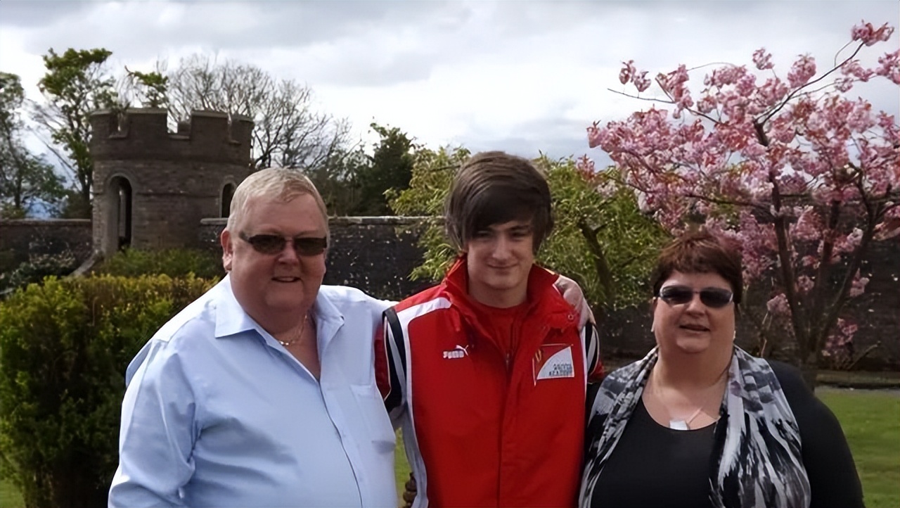 男子10万买一注彩票中八亿后续,男子彩票中3600万第2天淡定上班