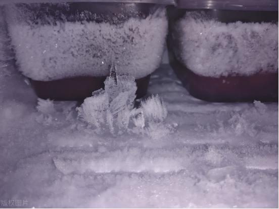 冰箱结冰怎样快速清除冰块,冰箱结冰很厚只需一招立刻脱落