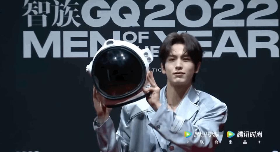 张嘉倪黑裙和网红同框,张嘉倪风波后首晒美照