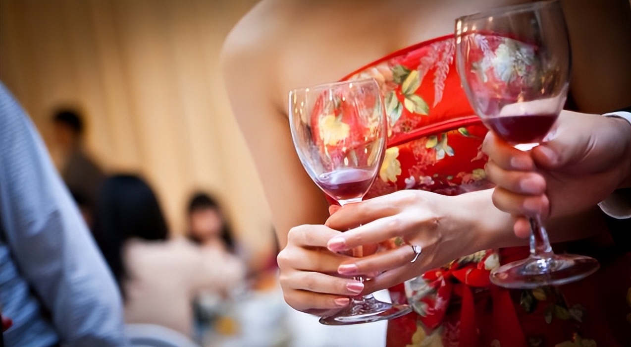 参加同事女儿婚宴时祝酒词怎么说,婚宴祝酒词怎么说又大方又简单