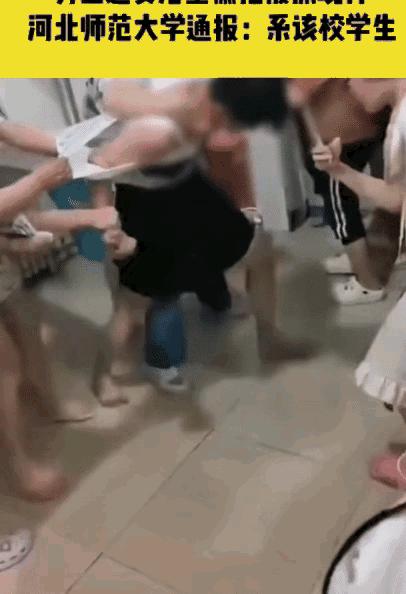 男子穿JK进女浴室偷拍被抓现行,男子潜入女澡堂偷拍被抓