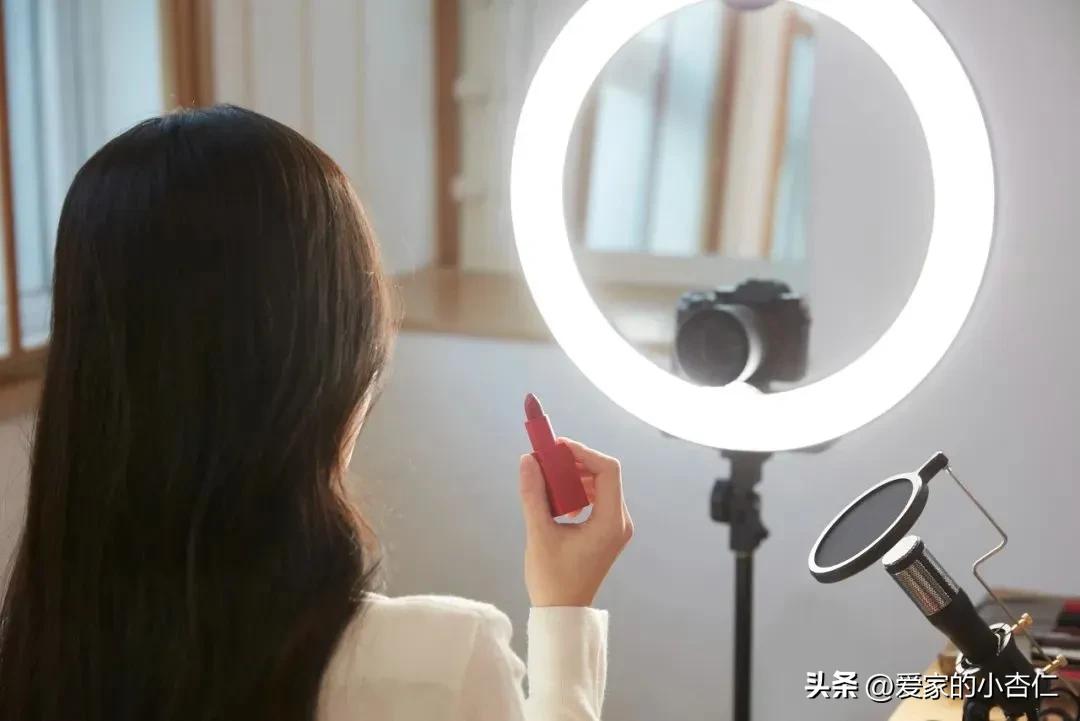 榜一大哥骗走网红22万开电竞酒店,榜一大哥豪掷300多万打赏女主播