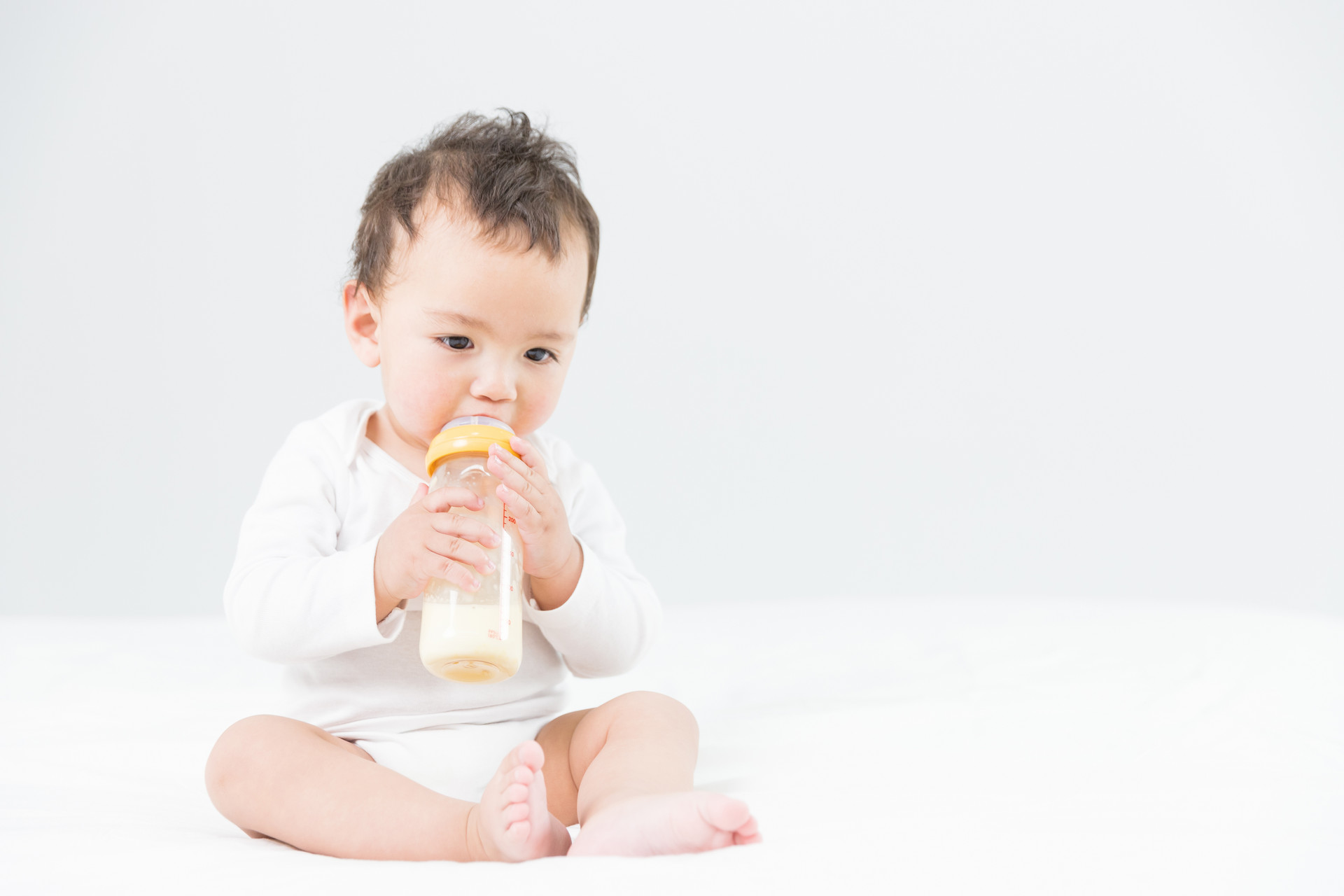 宝宝一岁后喝奶像吃饭过度,小孩一岁后以喝奶为主食营养够吗