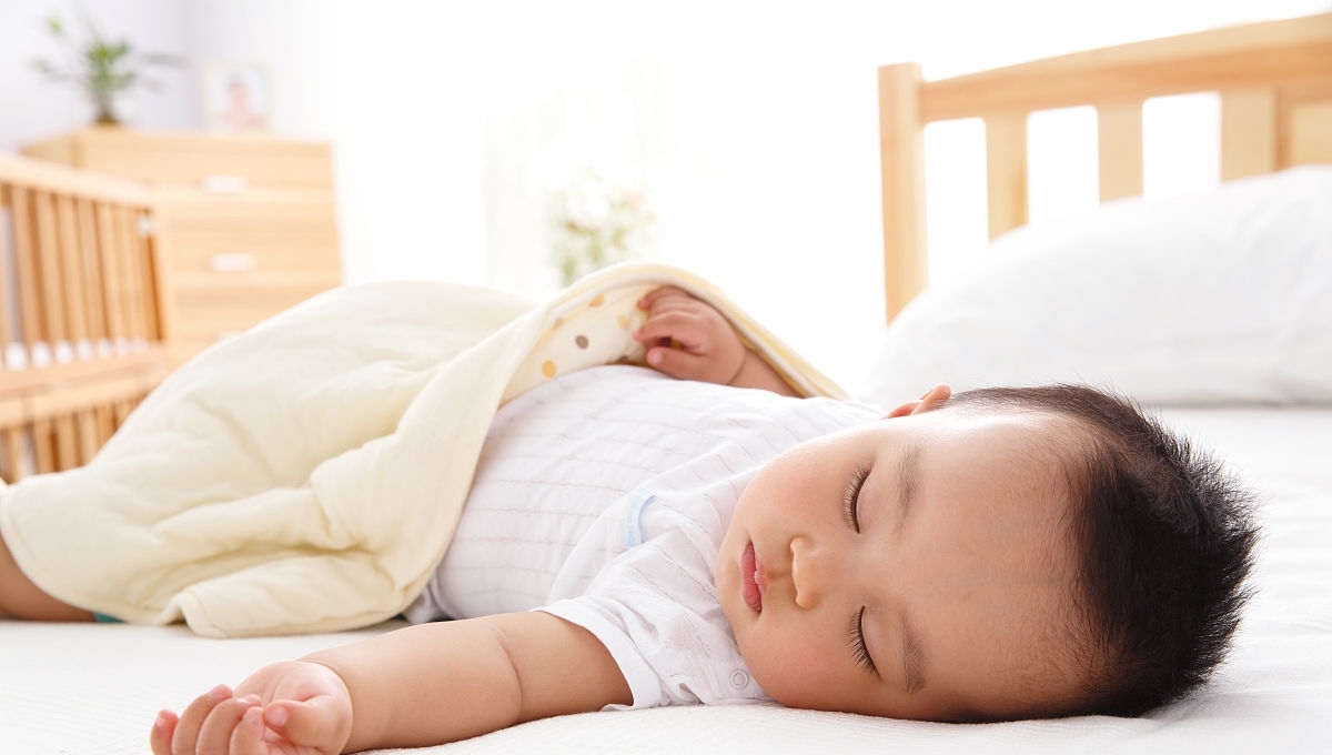 宝宝睡觉出汗的原因和解决方法,一睡就热出汗是什么原因