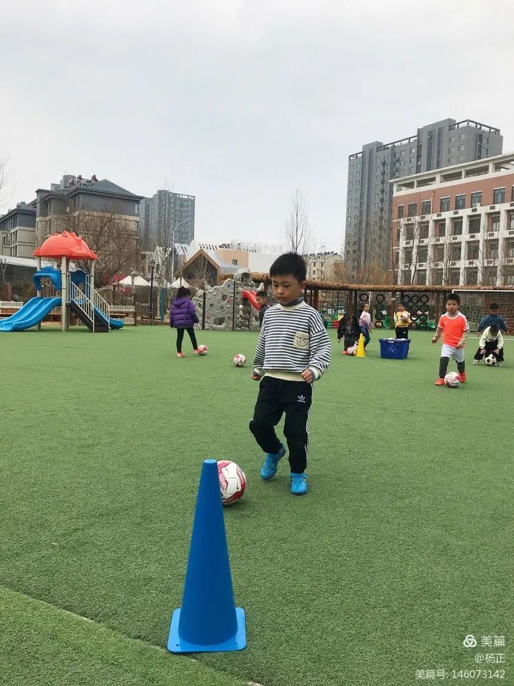 香蕉哥哥，一起动起来吧！奎文区实验幼儿园让更多的孩子逐梦绿茵