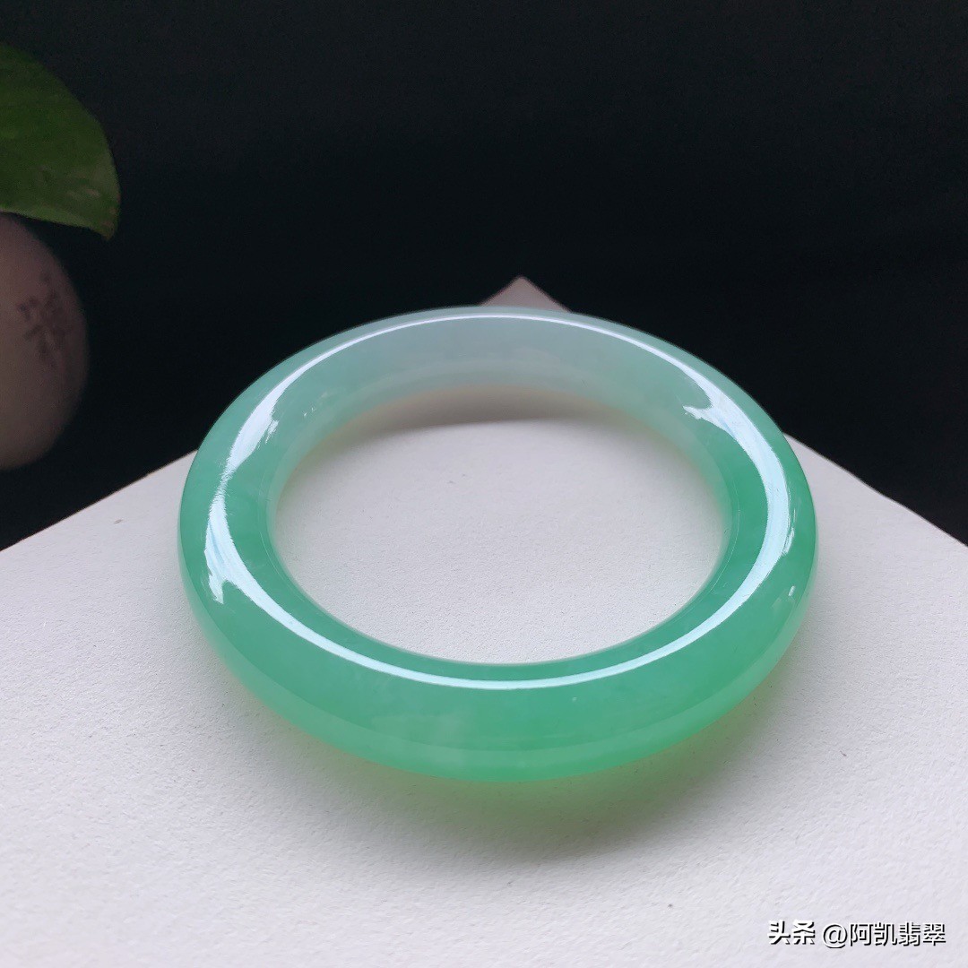 翡翠手镯怎么选才是最好的颜色,各种翡翠手镯的颜色寓意