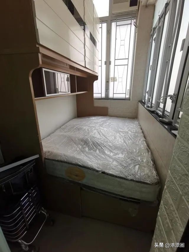 最近港府推出月租700块的房子，里面长这样！