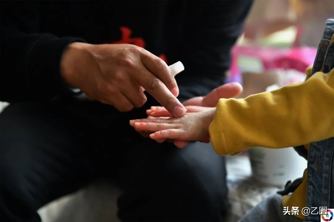 七岁儿子二次移植白血病妈妈,男童患癌2年扛过2次移植后复发